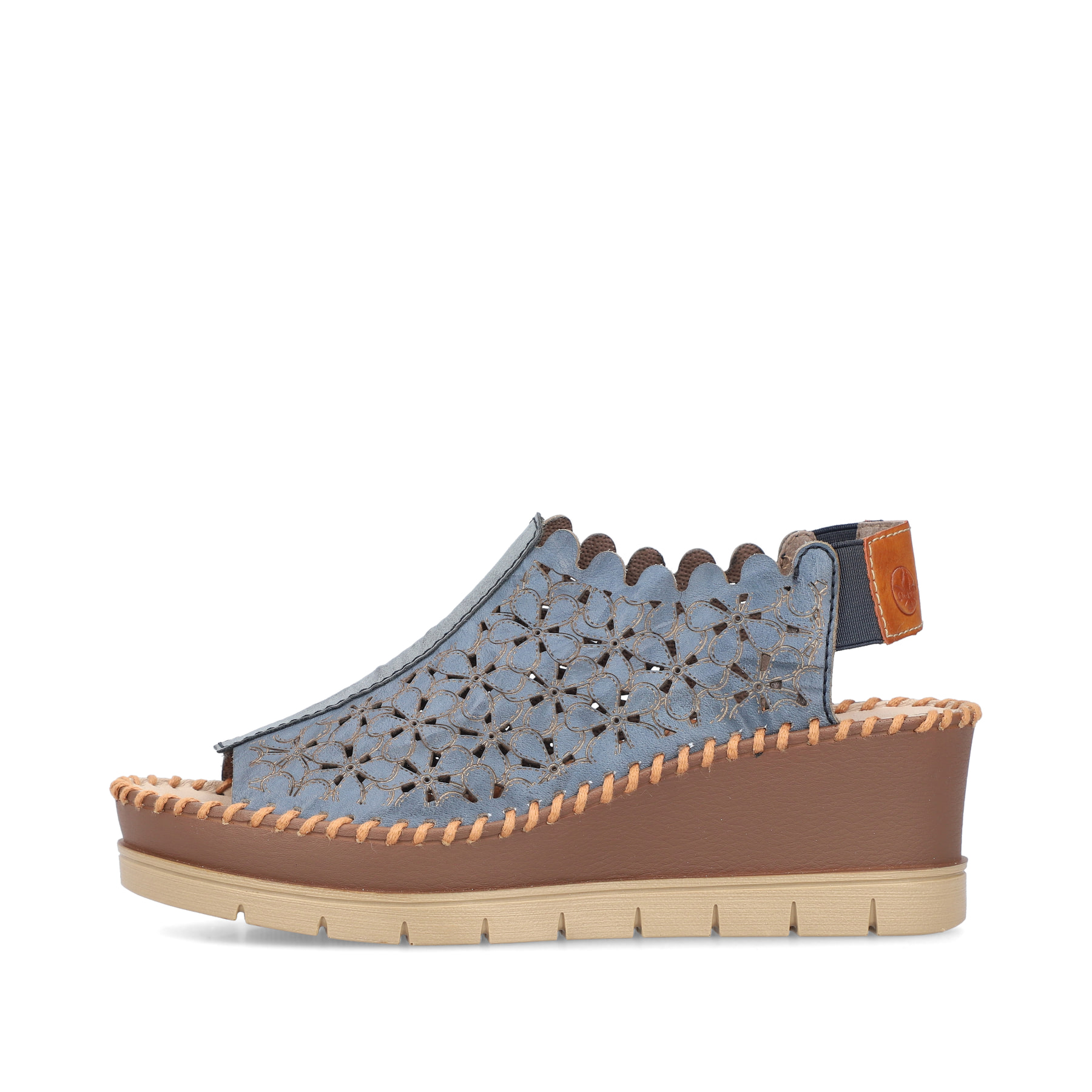 Blaue Rieker Keilsandaletten 60355-14 mit einem Elastikeinsatz sowie Löcheroptik. Schuh Außenseite.