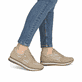 Baskets basses Rieker beiges pour femme 49010-62 en cuir velours. Chaussure au pied.