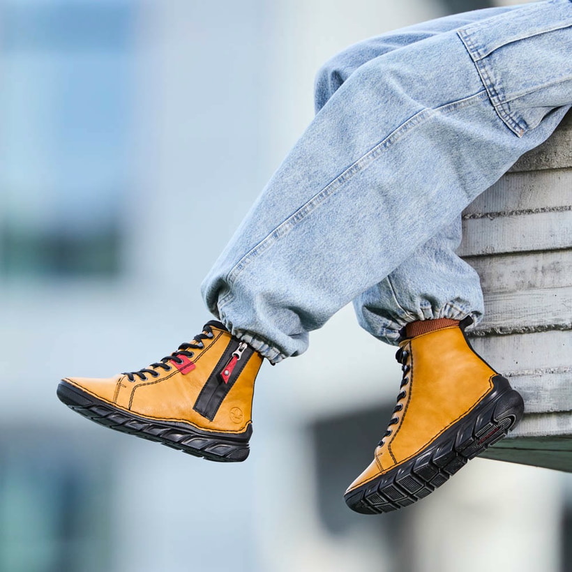 Gelbe Rieker Damen Schnürstiefel 55024-68 getragen