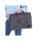 Sac pour ordinateur portable Rieker H5000-42 en gris avec grand espace de rangement, bandoulière amovible et fermeture éclair. Porté.