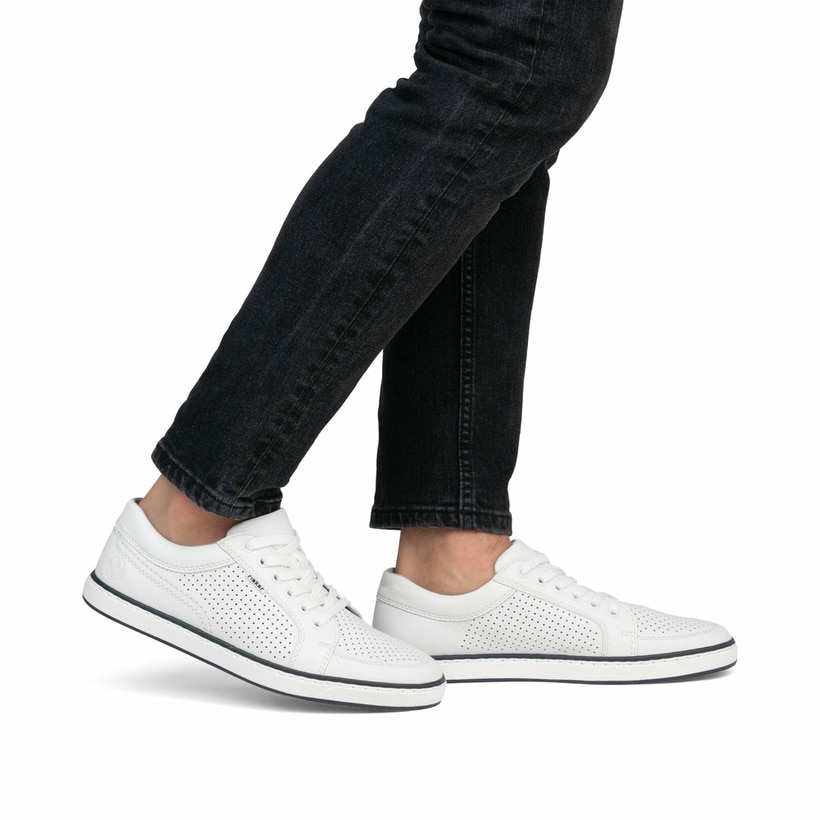 Weiße Rieker Herren Schnürschuhe 19603-80 mit modernen Ziernähten. Schuh am Fuß.