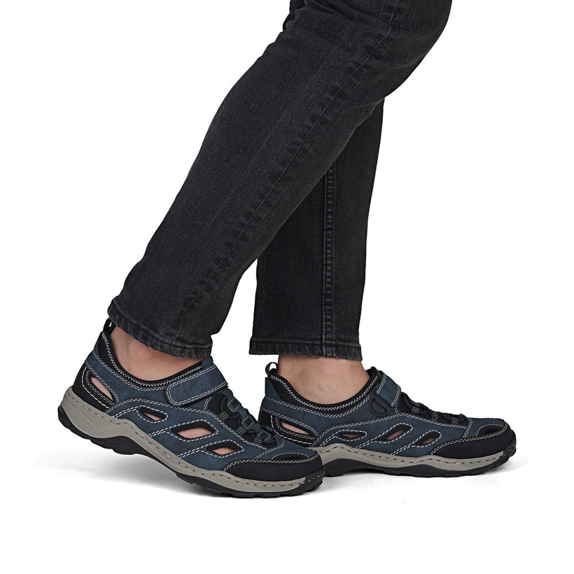 Blaue Rieker Herren Trekkingsandalen 08063-14 mit raffinierten Cut-Outs. Schuh am Fuß.