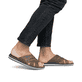 Braune Rieker Herren Pantoletten 21599-24 mit der Komfortweite G. Schuh am Fuß.