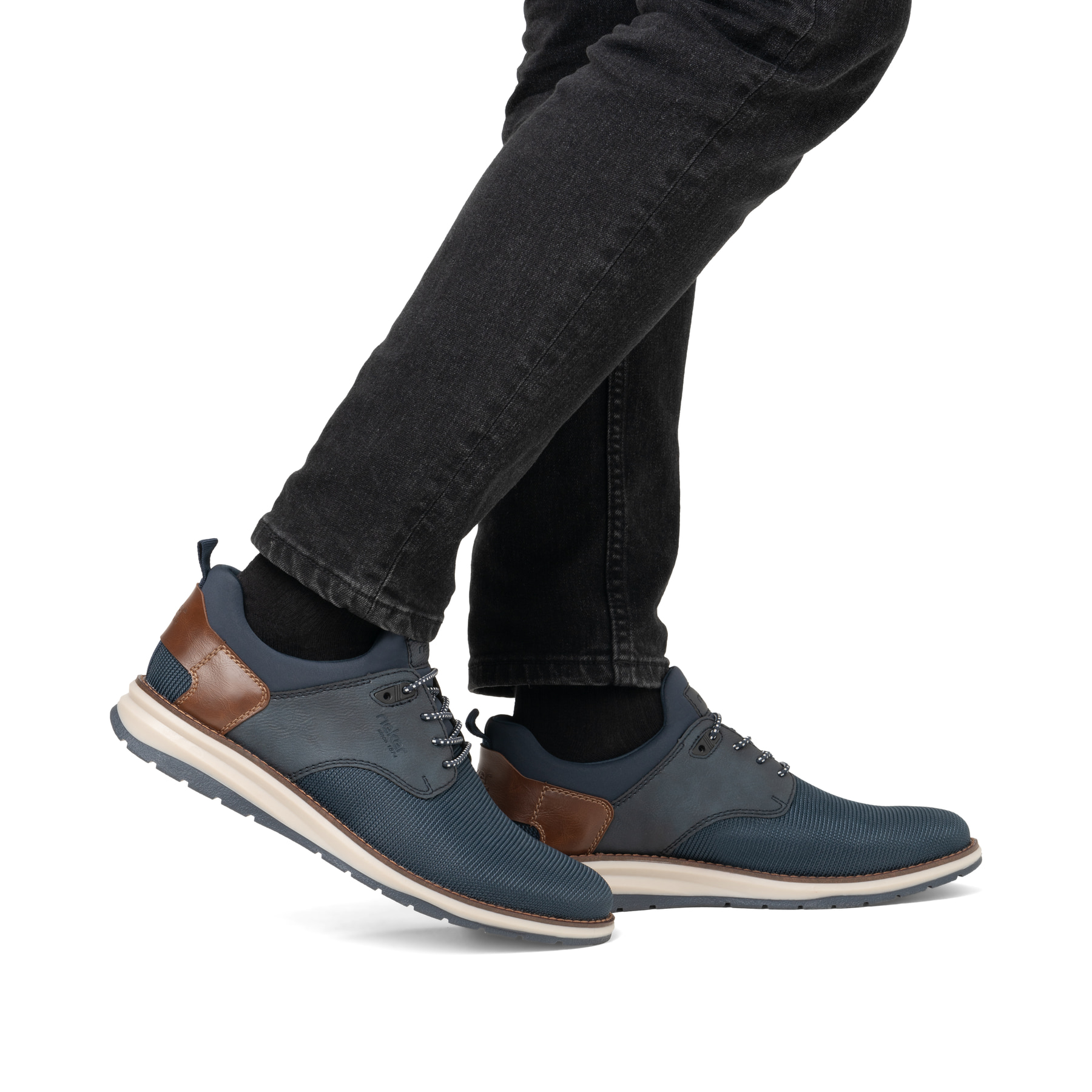Mocassins Rieker bleus pour homme 14750-14 avec bande élastique. Chaussure au pied.