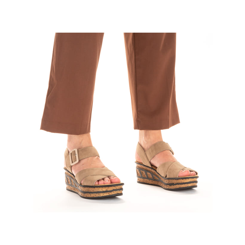 Beige Rieker Keilsandaletten 68163-62 mit trendigen Schnalle. Schuh am Fuß.