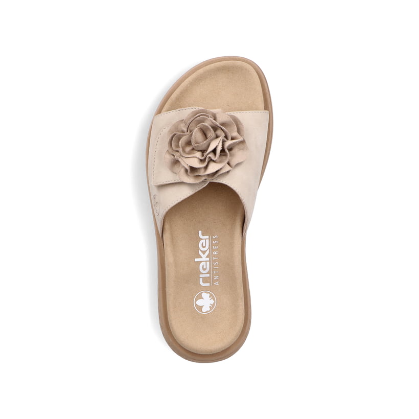 Beige Rieker Damen Pantoletten V1562-62 mit dekorativer Blume. Schuh von oben.