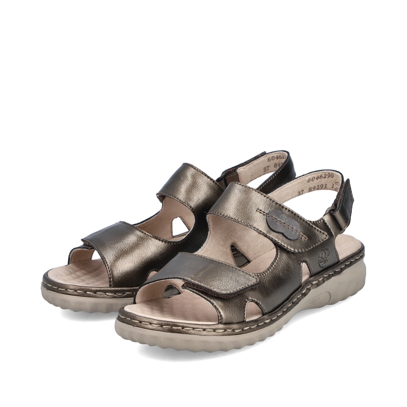 Bronzene Rieker Damen Riemchensandalen 60462-90 mit einem Klettverschluss. Schuhpaar seitlich schräg.