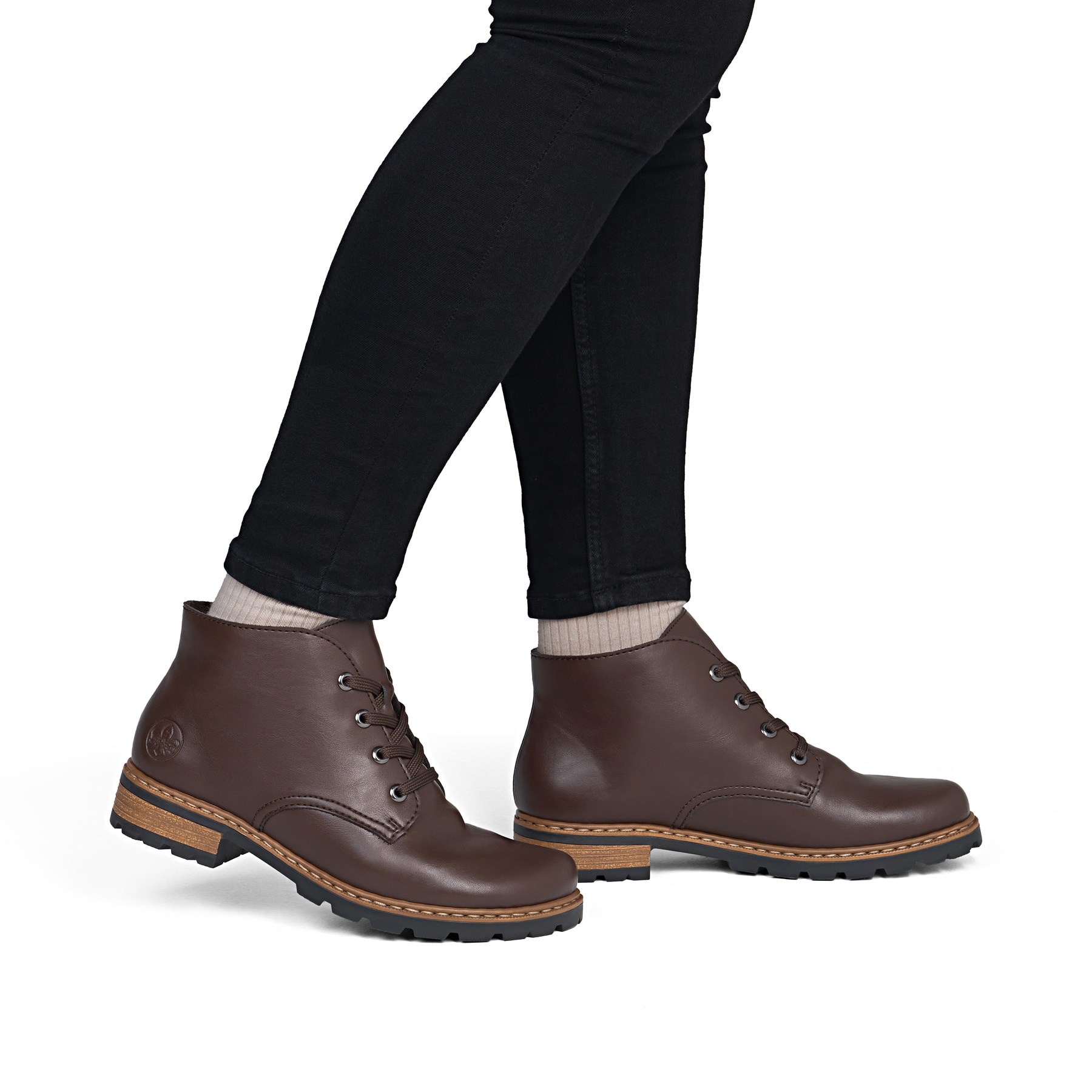 Bottes à lacets Rieker marron pour femmes Z9310-25 avec lacets. Chaussure au pied.