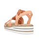 Pfirsichfarbene Rieker Keilsandaletten V0651-38 mit einem Elastikeinsatz. Schuh von hinten.
