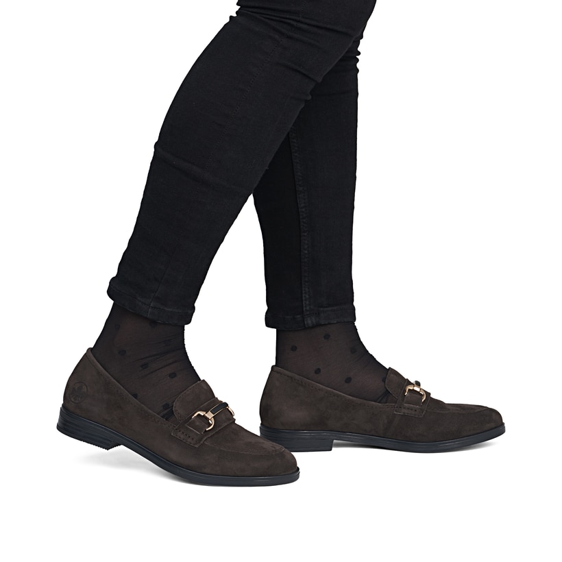 Dunkelbraune Rieker Damen Loafer 46262-25 aus Rauleder mit Schmuckelementen. Schuh am Fuß.
