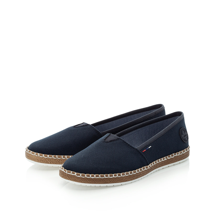 Blaue vegane Rieker Damen Slipper M2278-14 mit handgestickten Nähten. Schuhpaar seitlich schräg.