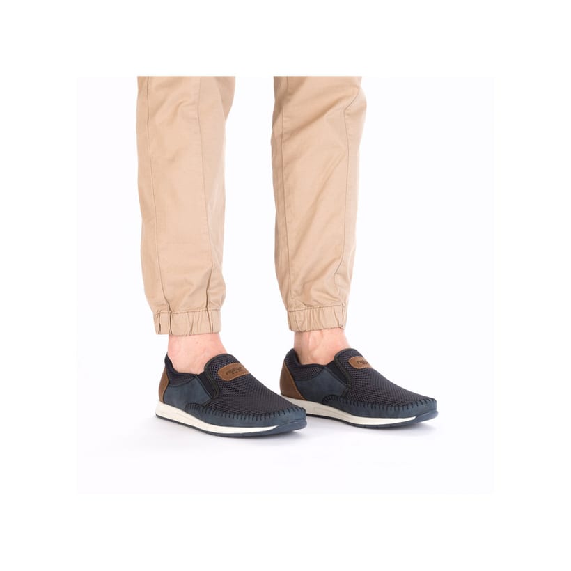 Chaussons Rieker bleus pour homme 11954-14 avec bande élastique. Chaussure au pied.