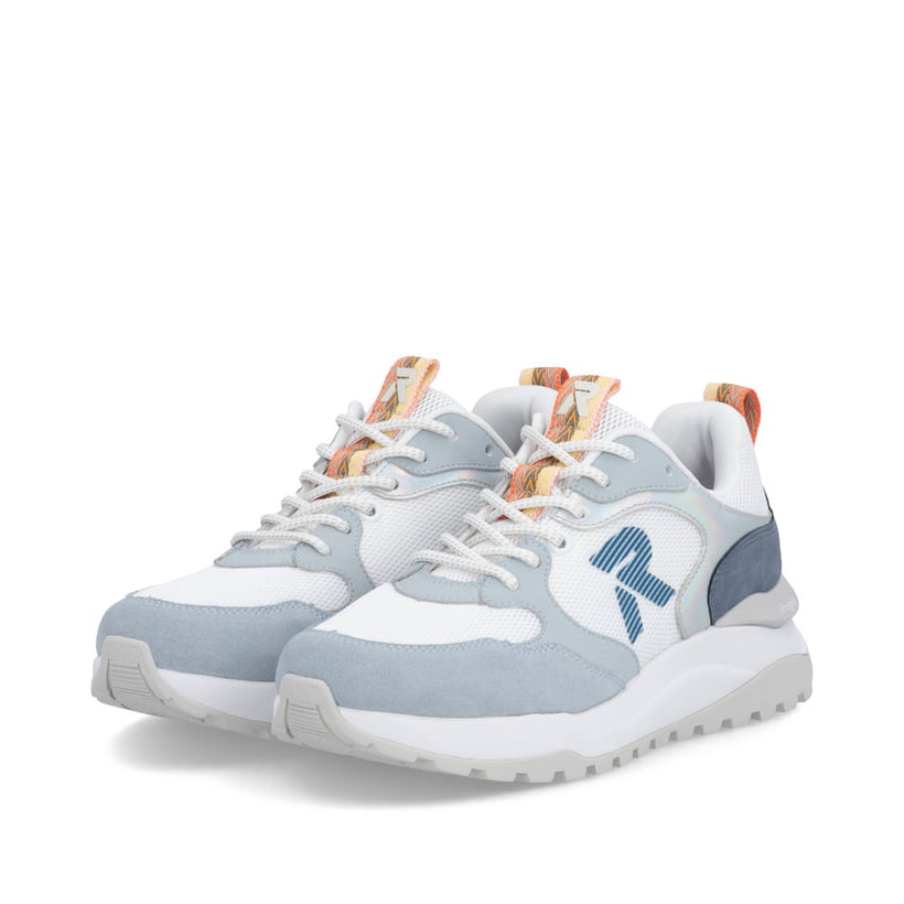 Weißblaue Rieker Damen Sneaker Low W2506-80 mit Schnürung sowie abgesetztem Logo. Schuhpaar seitlich schräg.