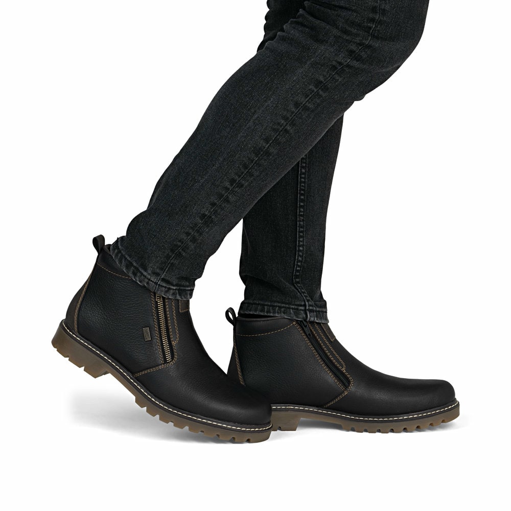 Schwarzbraune Rieker Herren Kurzstiefel 39871-25 mit Reißverschluss sowie Fiber-Grip. Schuh am Fuß