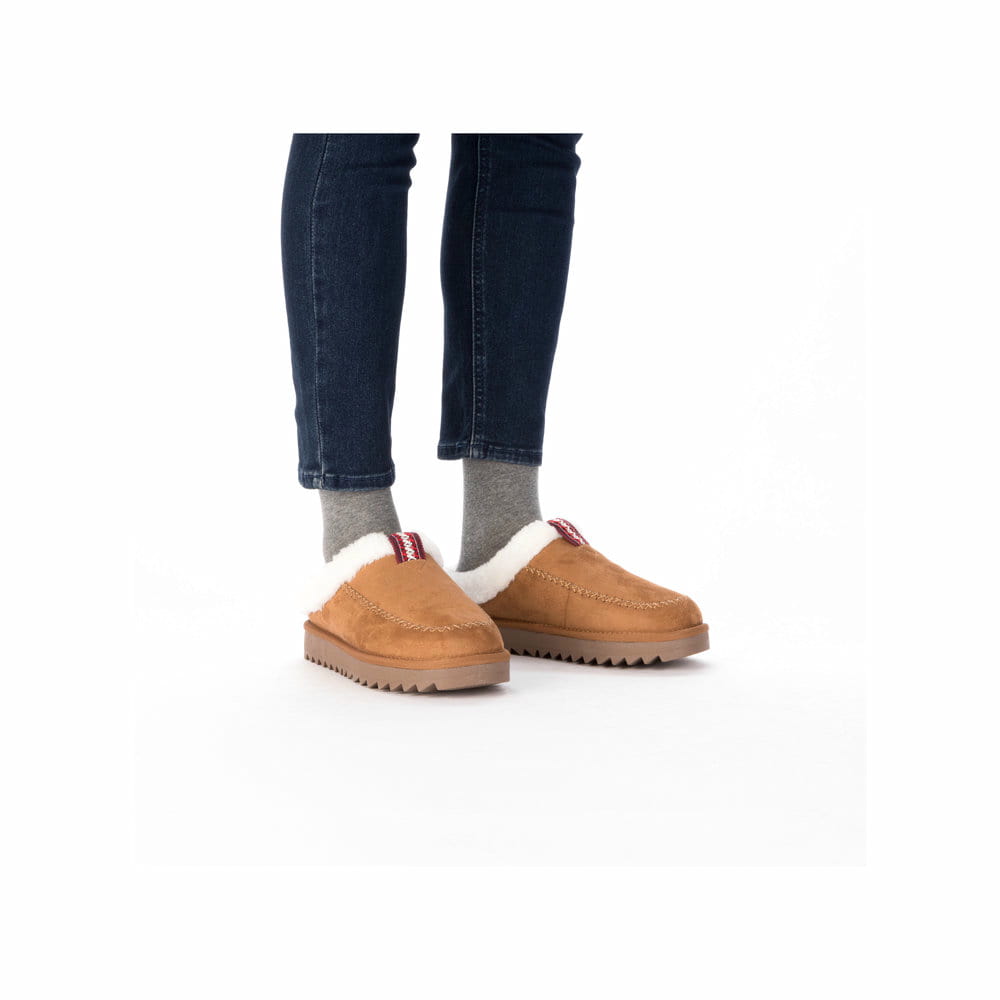 Hellbraune Rieker Damen Clogs 99890-24 mit Fellschaftrand sowie Komfortweite G. Schuh am Fuß.