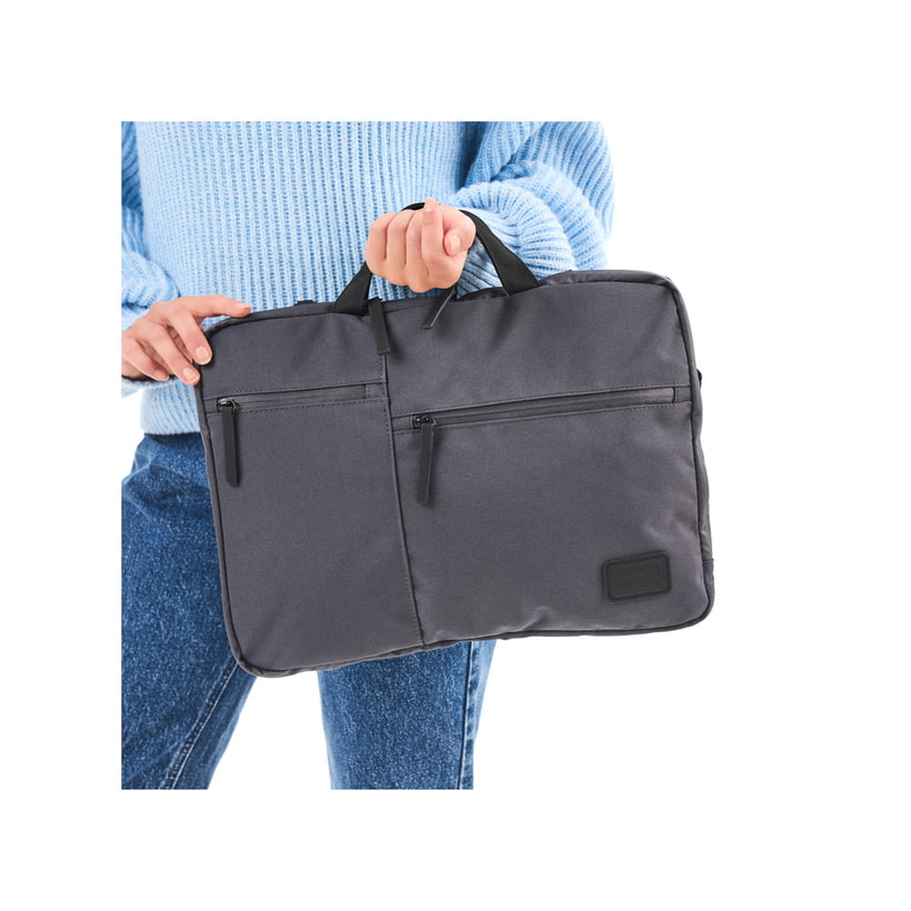 Sac pour ordinateur portable Rieker H5000-42 en gris avec grand espace de rangement, bandoulière amovible et fermeture éclair. Porté.