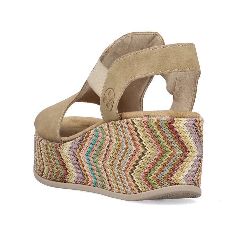 Beige Rieker Keilsandaletten 69472-60 mit Gummizug sowie leichter Plateausohle. Schuh von hinten.
