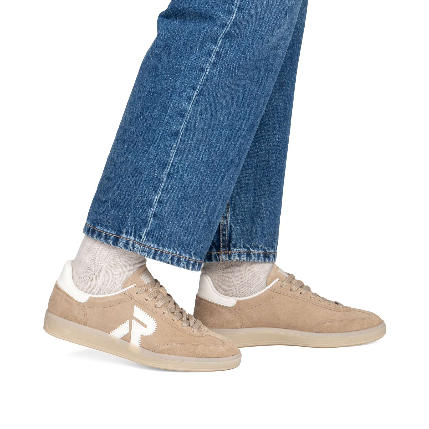 Baskets basses beiges Rieker Sport pour femmes W2200-62. Chaussure au pied.