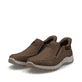 Braune Rieker Herren Slipper 03655-24 mit easy Hineinschlüpf-Möglichkeit. Schuhpaar seitlich schräg.