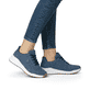 Blaue Rieker Damen Sneaker Low M4903-14 mit einer Schnürung sowie Extraweite H. Schuh am Fuß.