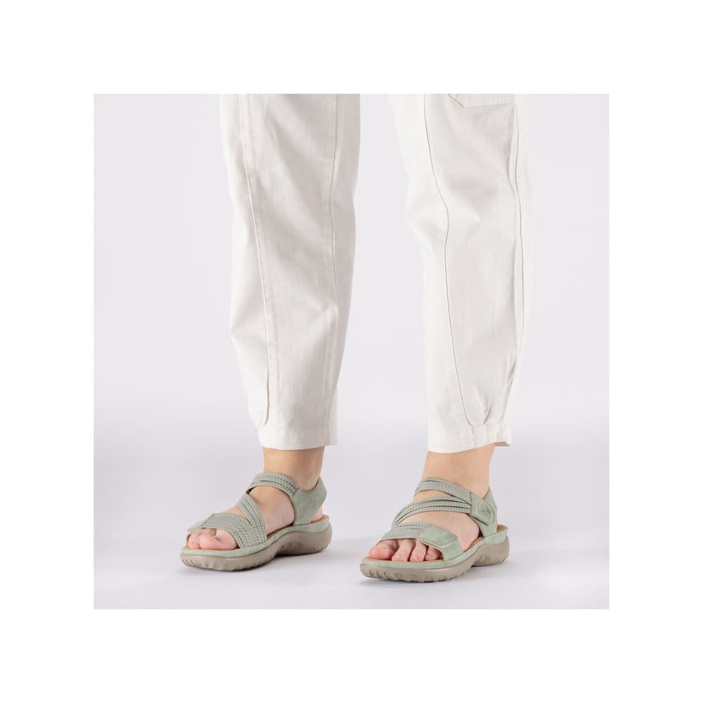 Grüne vegane Rieker Damen Trekkingsandalen 64870-52 mit einem Klettverschluss. Schuh am Fuß.