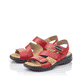 Rote Rieker Damen Riemchensandalen 64573-33 mit Klettverschluss sowie Ziernähten. Schuhpaar seitlich schräg.