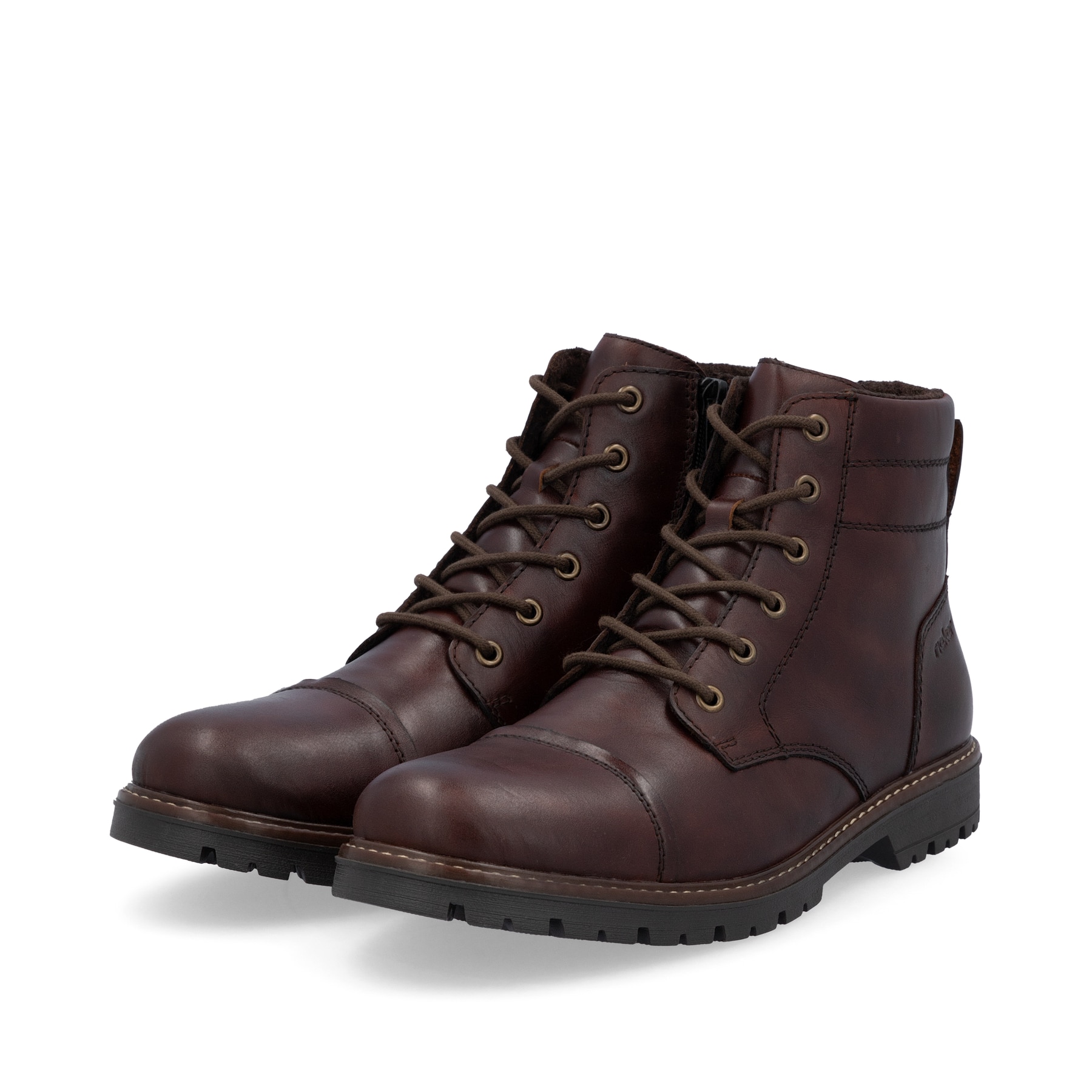 Nussbraune Rieker Herren Schnürstiefel F3604-25 mit einer robusten Profilsohle. Schuhpaar schräg.