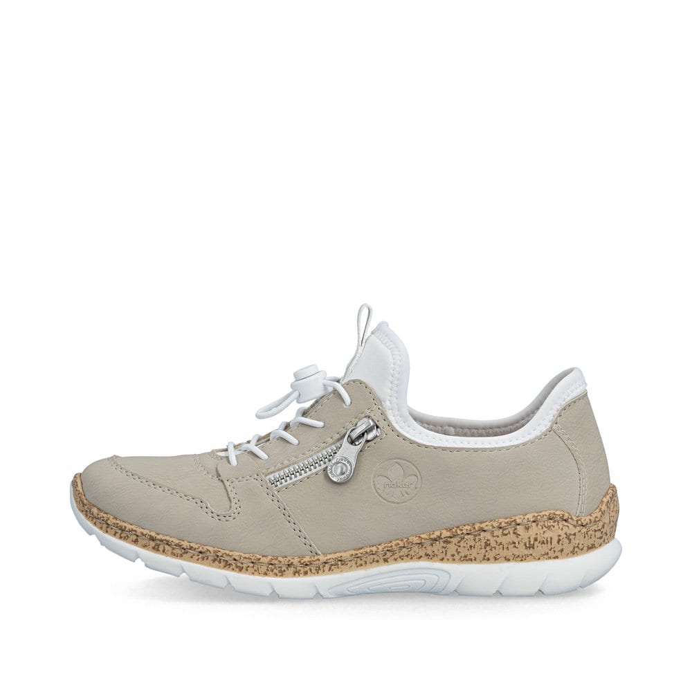 Beige Rieker Damen Slipper N42G0-60 mit Deko-Reißverschluss sowie einem Gummizug. Schuh Außenseite.