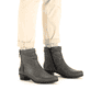 Mondgraue Rieker Damen Stiefeletten Y0741-45 mit Reißverschluss sowie Blockabsatz. Schuh am Fuß