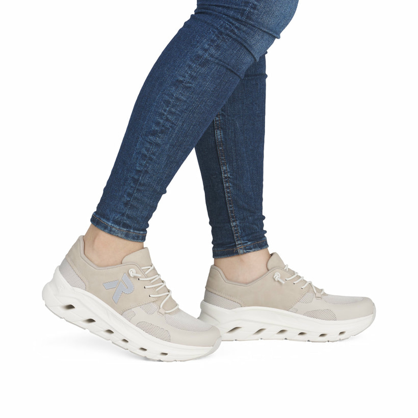 Beige Rieker Damen Sneaker Low W3500-60 mit Schnürung sowie ultraleichter Sohle. Schuh am Fuß.
