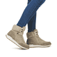 Beige Rieker Damen Schnürstiefel W0670-20 mit griffiger und leichter Sohle. Schuh am Fuß.