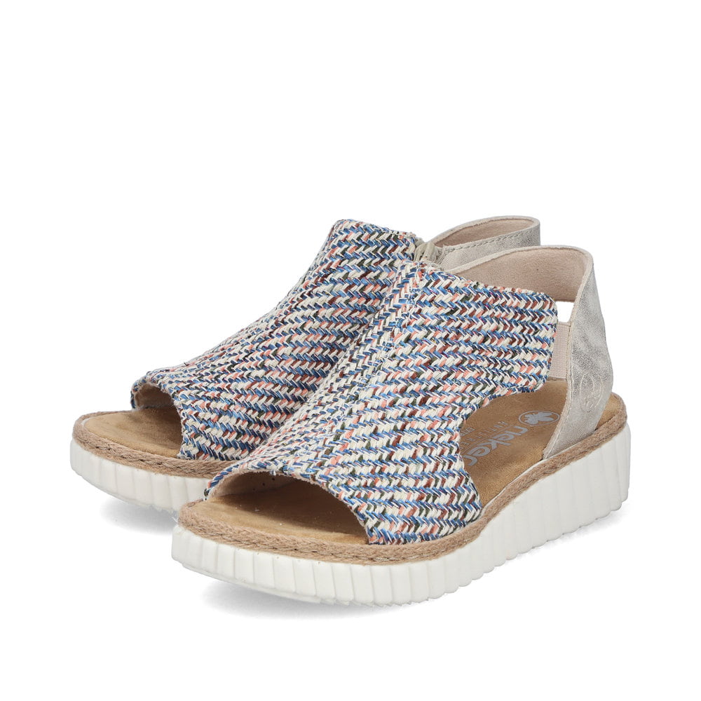 Mehrfarbige vegane Rieker Keilsandaletten 69284-90 mit einem Reißverschluss. Schuhpaar seitlich schräg.