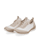 Cremeweiße Rieker Damen Slipper N4253-80 mit Gummischnürung sowie Korkoptik. Schuhpaar seitlich schräg.