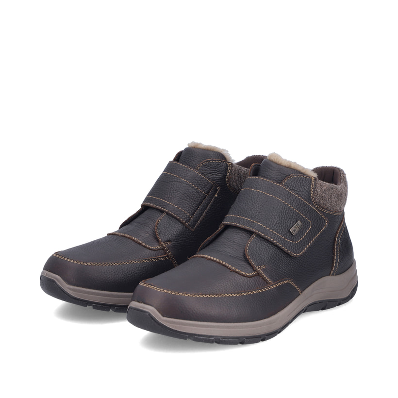 Dunkelbraune Rieker Herren Kurzstiefel 03680-25 aus Glattleder. Schuhpaar seitlich schräg.
