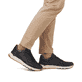 Schwarze Rieker Herren Sneaker Low U0900-00 mit einer super leichten Sohle. Schuh am Fuß.