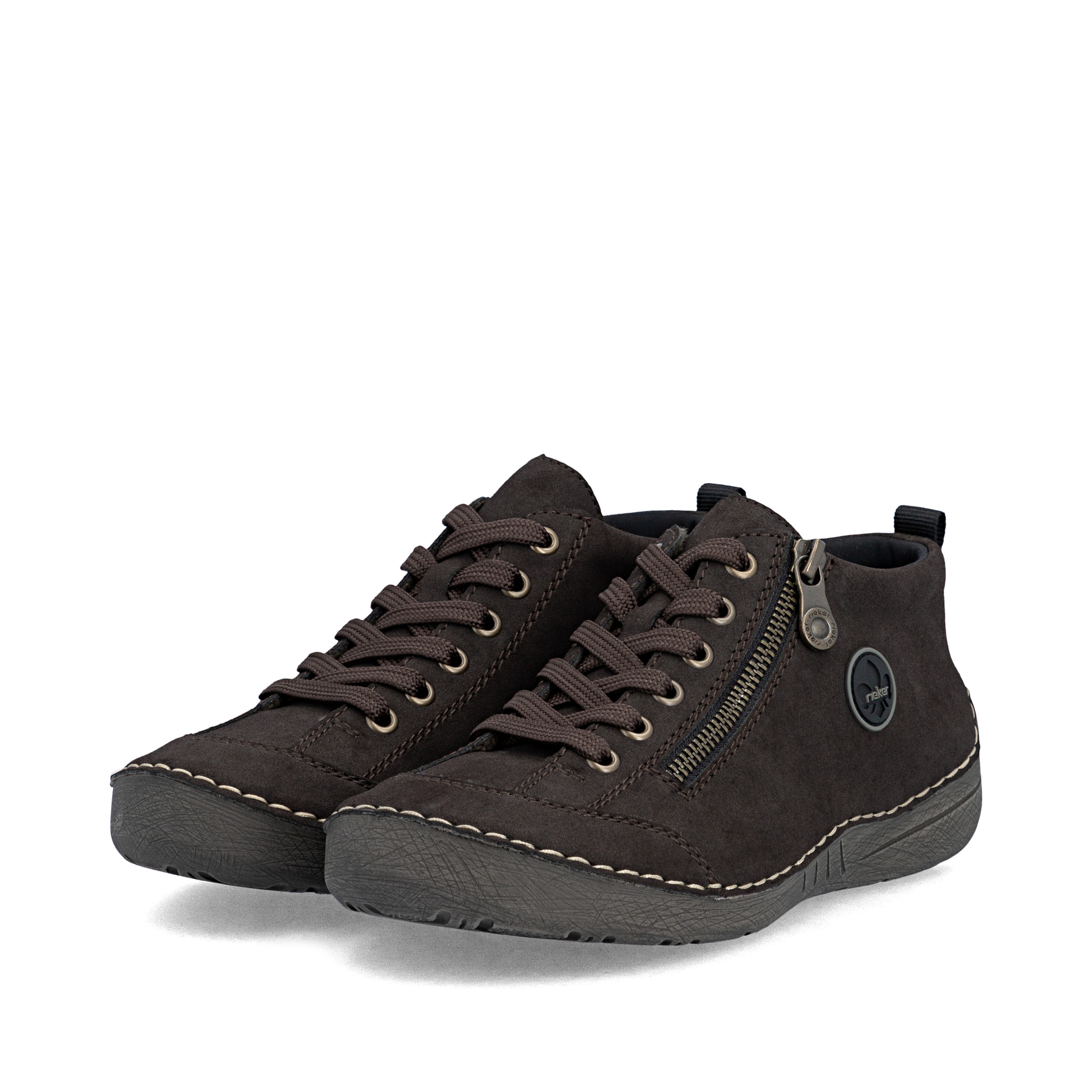 Dunkelbraune Rieker Damen Schnürstiefel 52514-26 mit auffälligem Logo. Schuhpaar seitlich schräg.
