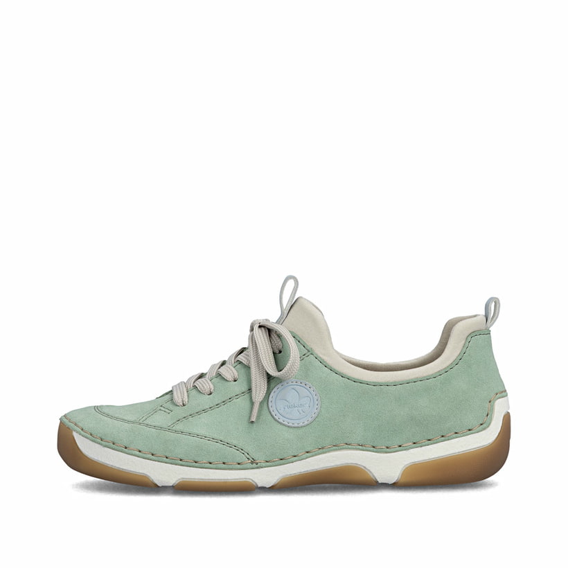 Grüne Rieker Damen Slipper 55950-52 mit Gummizug sowie extra weicher Decksohle. Schuh Außenseite.
