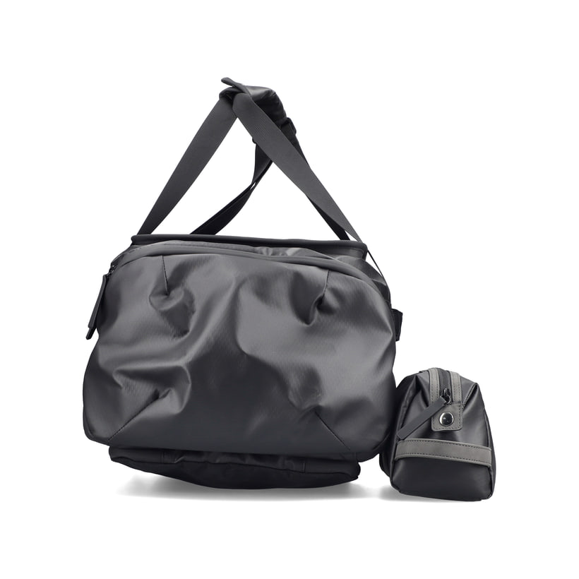 Sac de voyage Rieker H5202-00 noir avec fermeture éclair, bretelle amovible et poche intérieure amovible. Côté droit.