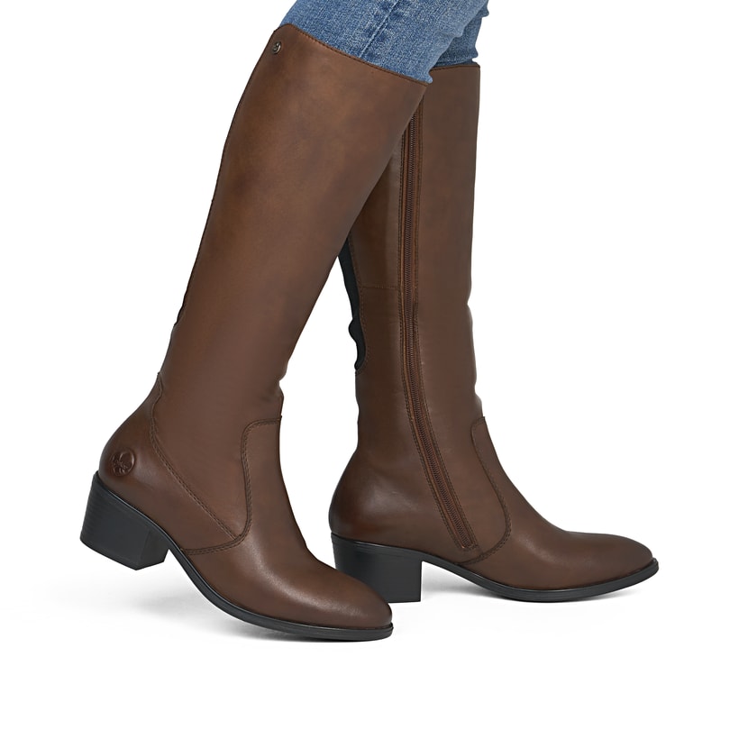 Braune Rieker Damen Hochschaftstiefel 73955-22 aus Glattleder mit Reißverschluss. Schuh am Fuß.