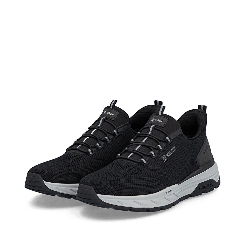 Schwarze Rieker Herren Slipper 06153-00 mit easy Hineinschlüpf-Möglichkeit. Schuhpaar seitlich schräg.