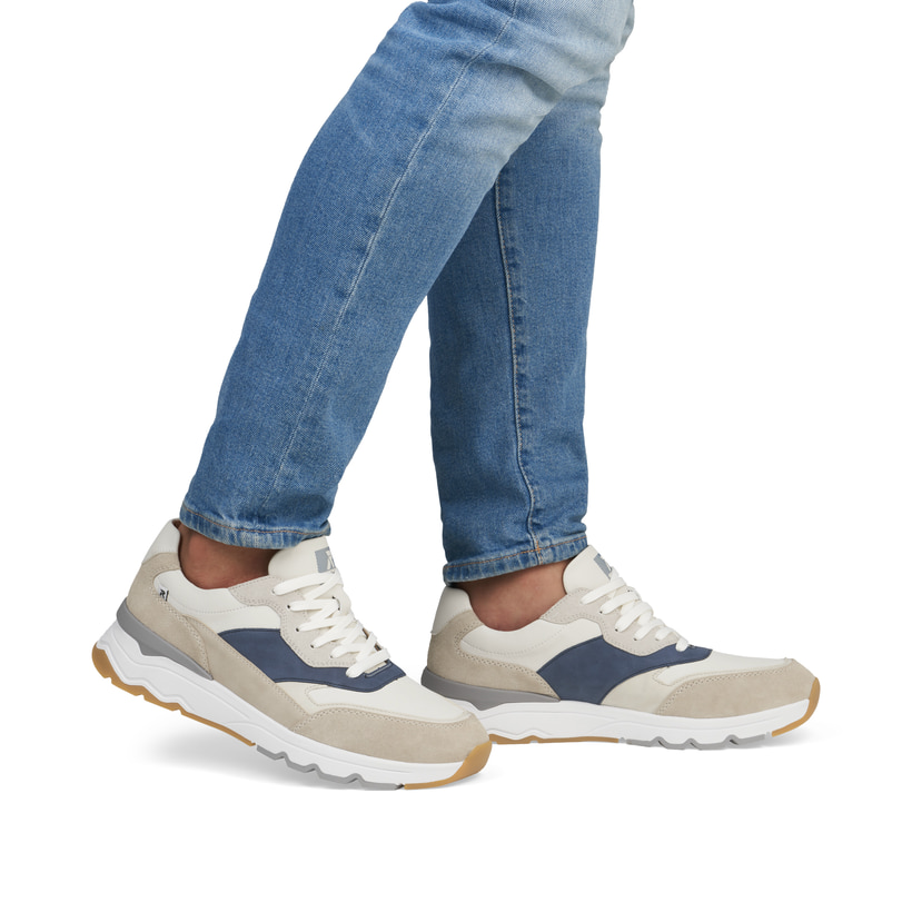 Beige Rieker Herren Sneaker Low U0906-81 mit Schnürung sowie flexibler Sohle. Schuh am Fuß.