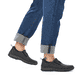 
Tiefschwarze Rieker Herren Slipper 05363-00 mit einer schockabsorbierenden Sohle. Schuh am Fuß