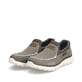 Beige Rieker Herren Slipper B6651-64 mit ultra leichter und flexibler Sohle. Schuhpaar seitlich schräg.