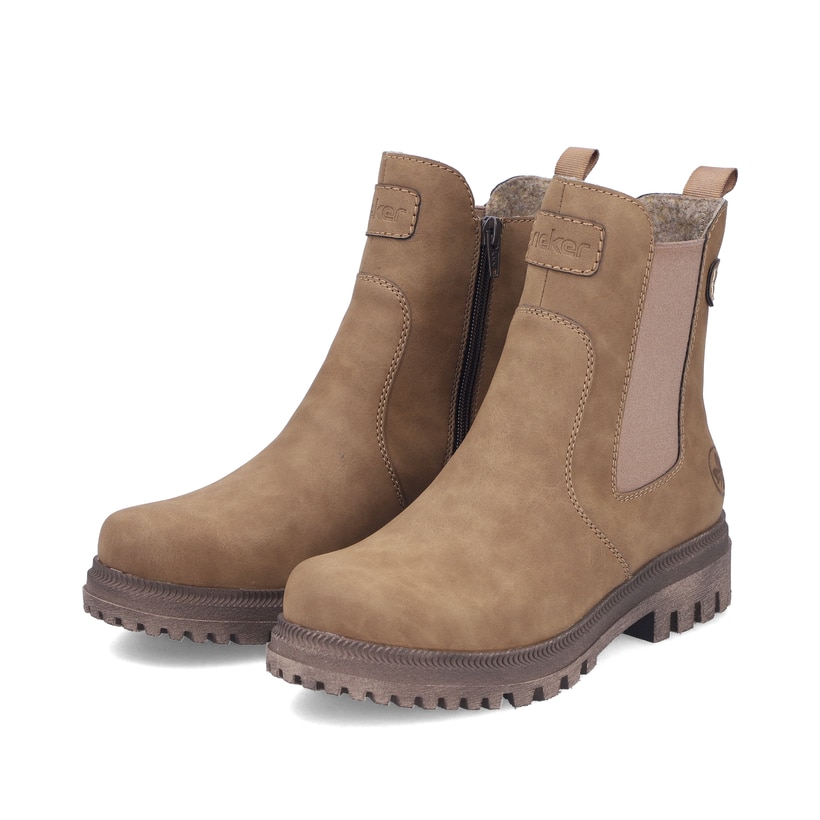 Braune Rieker Damen Chelsea Boots Y7660-24 mit einem Reißverschluss. Schuhpaar seitlich schräg.