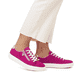 Rosane Rieker Damen Sneaker Low L59L1-31 mit einem Reißverschluss. Schuh am Fuß.