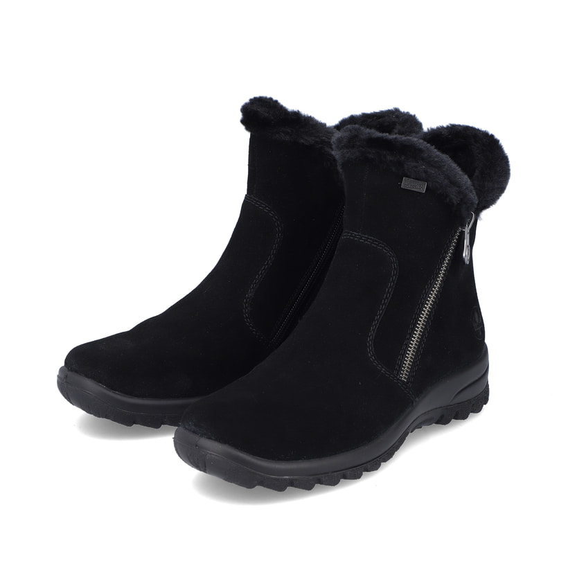 Schwarze Rieker Damen Kurzstiefel L7162-00 mit wasserabweisender TEX-Membran. Schuhpaar seitlich schräg.