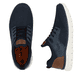 Blaue Rieker Herren Slipper B6652-14 mit einem Gummizug sowie Komfortweite G 1/2. Schuh von oben, liegend.