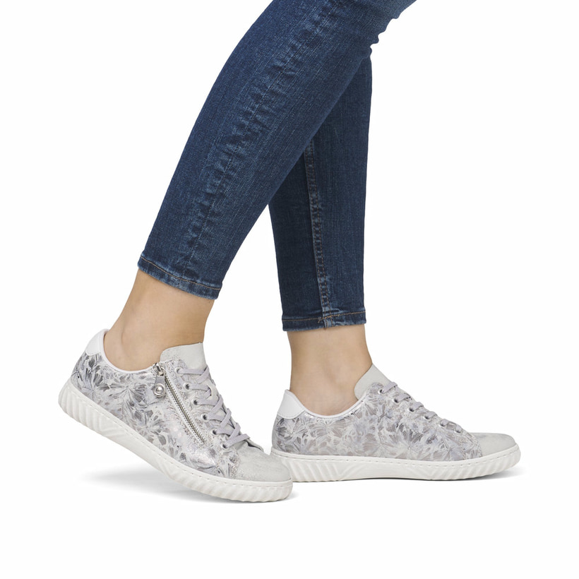 Baskets basses Rieker argent pour femme N0900-90 avec motif floral. Chaussure au pied.