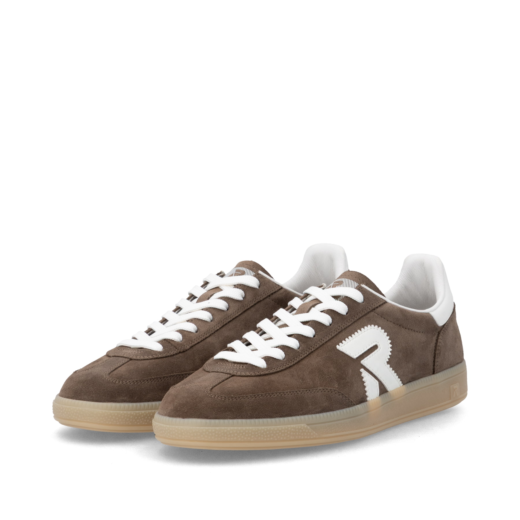 Braune Rieker Sport Herren Sneaker Low U2200-24. Schuhpaar seitlich schräg.
