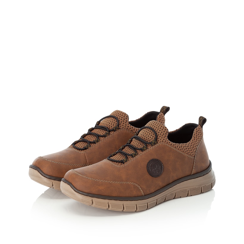 Zimtbraune Rieker Herren Slipper B5672-24 mit Gummischnürung sowie Extraweite H. Schuhpaar seitlich schräg.